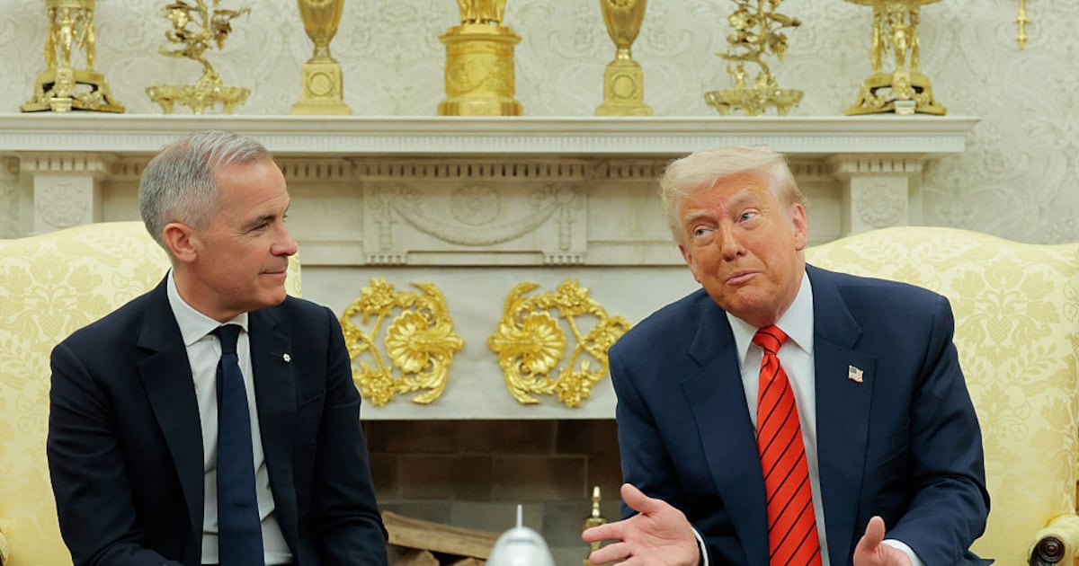 Trump escalates his trade war and threatens Canada with a 35% tariff