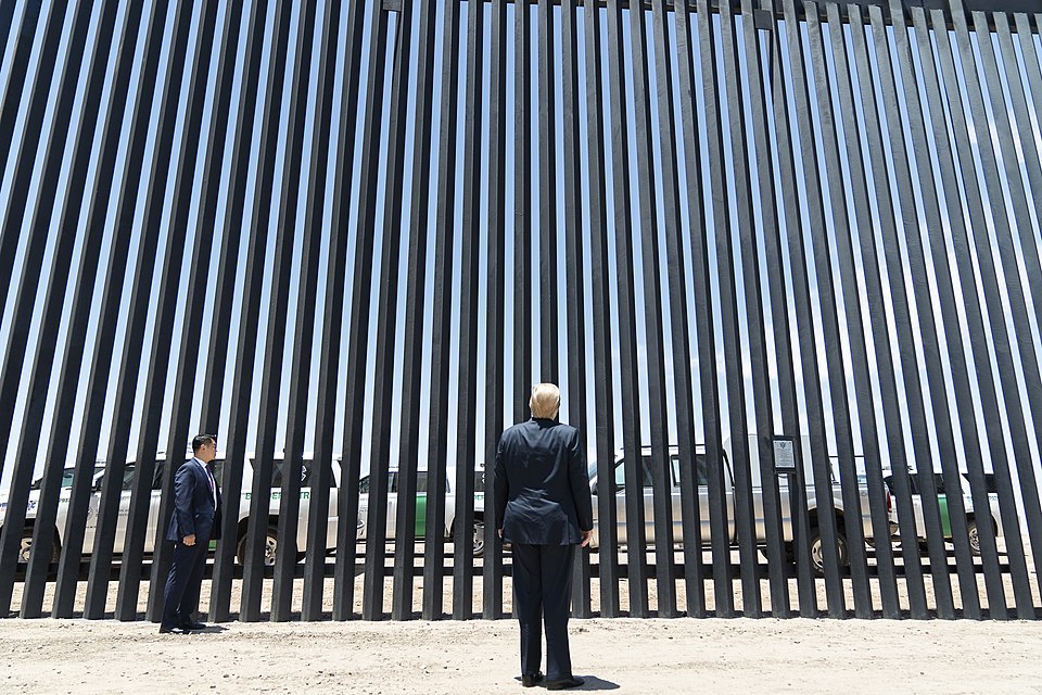 El presidente estadounidense, Donald Trump, asegura haber conseguido récords históricos en las expulsiones de extranjeros del país, aunque las cifras no son del todo claras o hay diferentes formas de interpretarlas. Foto: WHITE HOUSE.