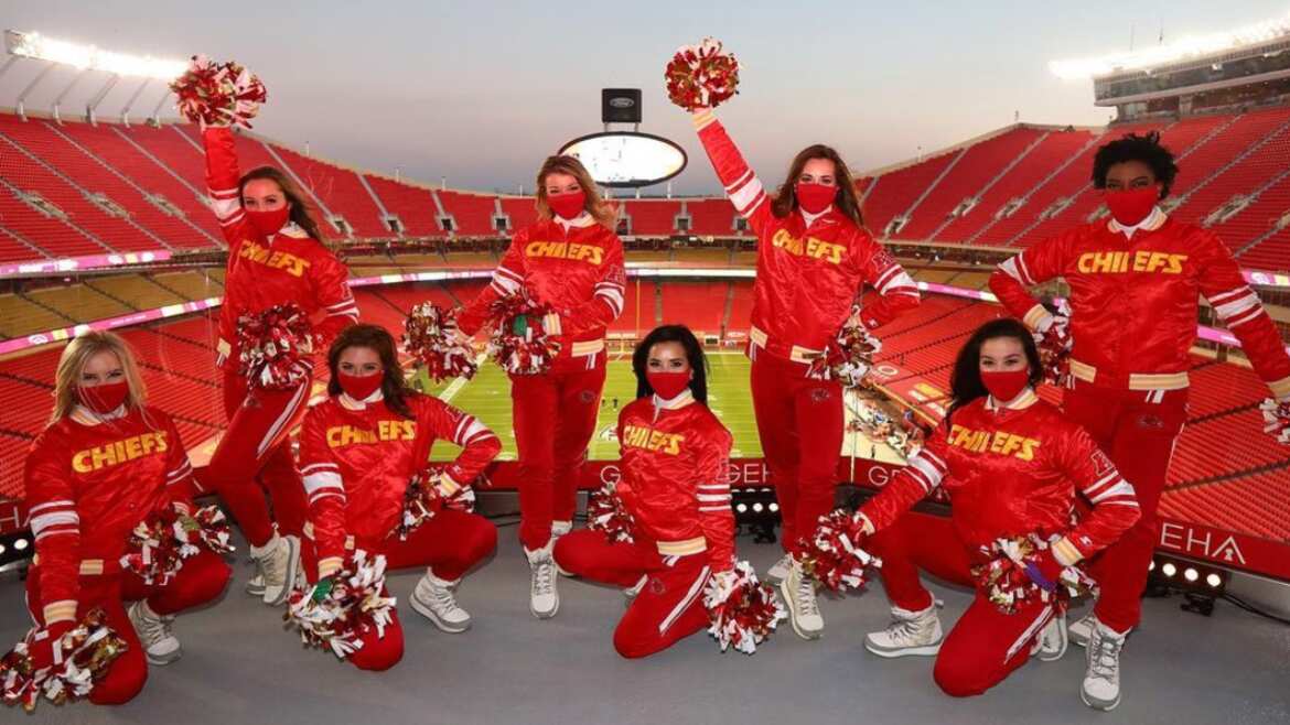 El Super Tazón se encuentra a la vuelta de la esquina, y un papel importante es el de las sexys y hermosas porristas de ambas escuadras.