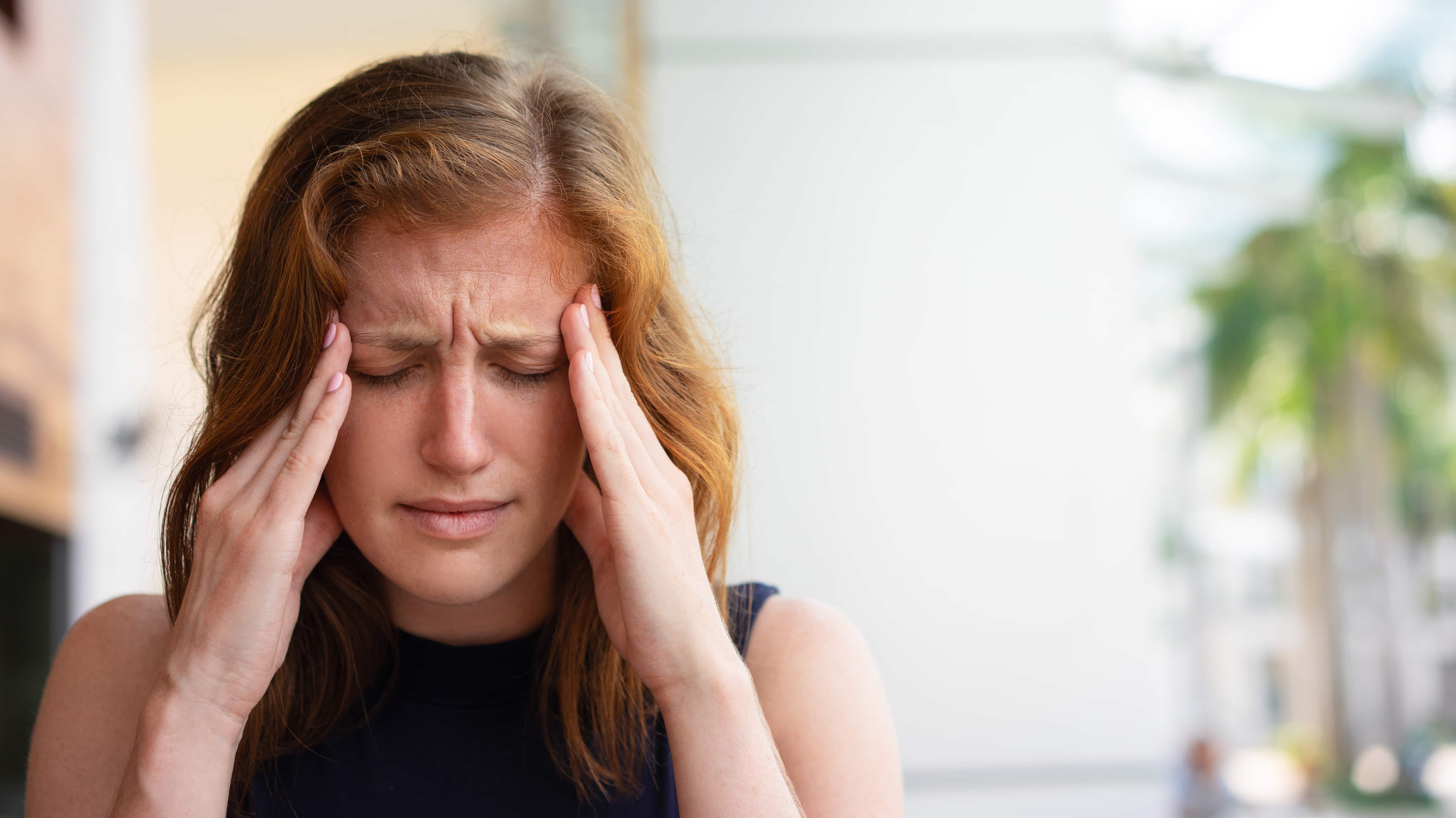 Se le conoce médicamente como cefalea, y puede ir desde un dolor leve hasta un dolor intenso que puede incapacitar a una persona durante horas. Foto: Freepik.