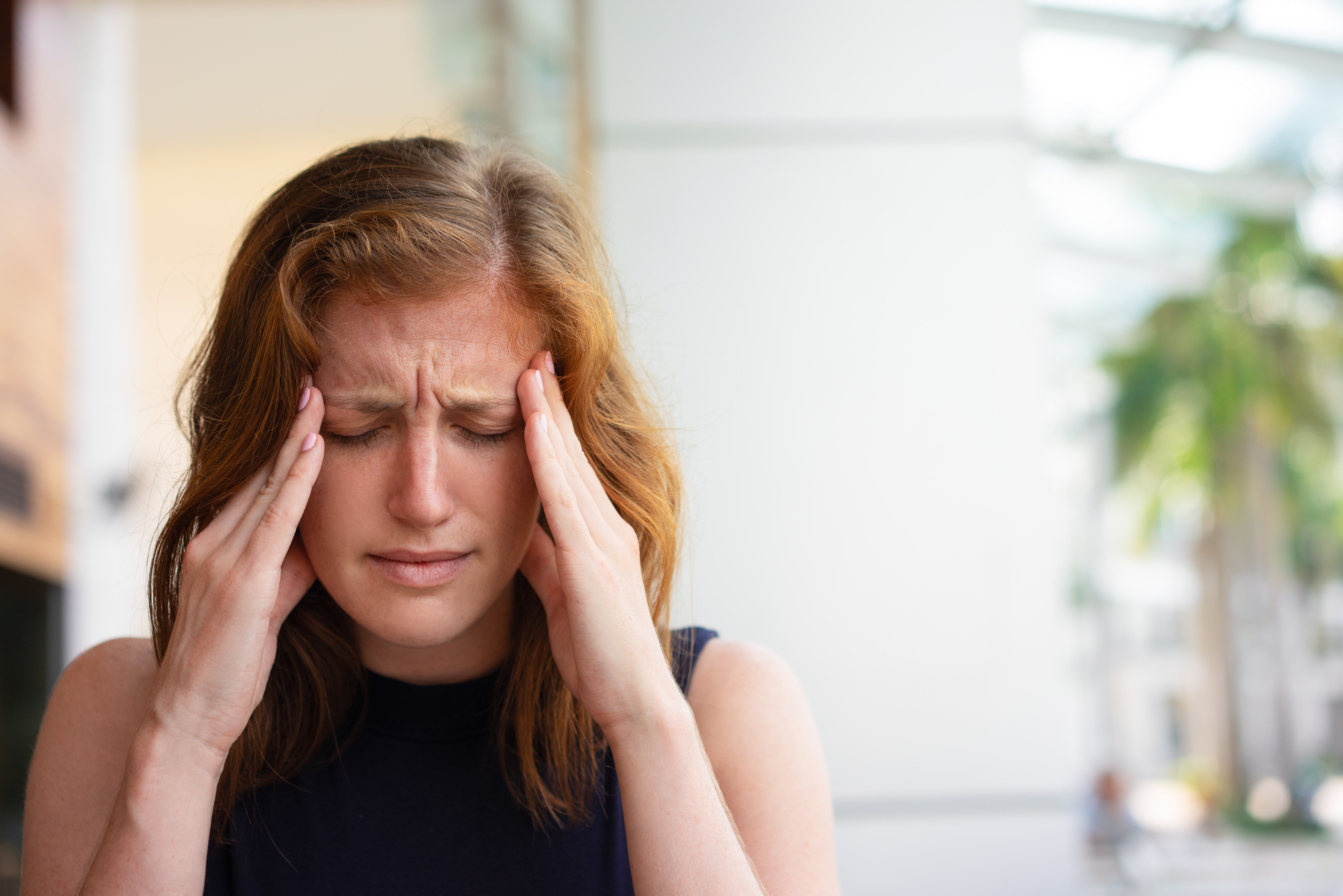 Se le conoce médicamente como cefalea, y puede ir desde un dolor leve hasta un dolor intenso que puede incapacitar a una persona durante horas. Foto: Freepik.