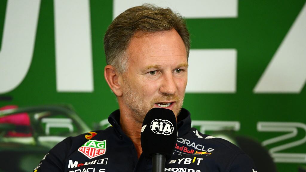 Christian Horner confía en que Checo siga una temporada más en Red Bull.