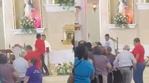 El sacerdote pedía respeto