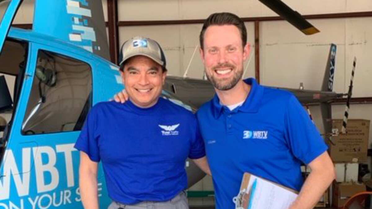 El meteorólogo Jason Myers y el piloto Chip Tayag (izda.). | Imagen: WBTV