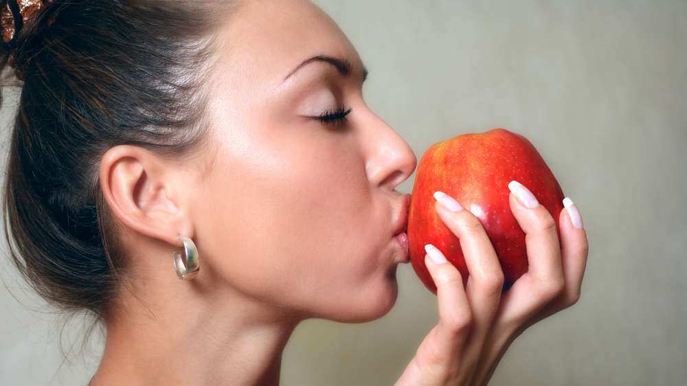 Expertos reocomiendan comer avena y manzana por los múltiples beneficios.