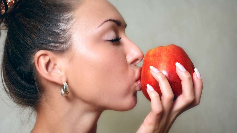 Expertos reocomiendan comer avena y manzana por los múltiples beneficios.