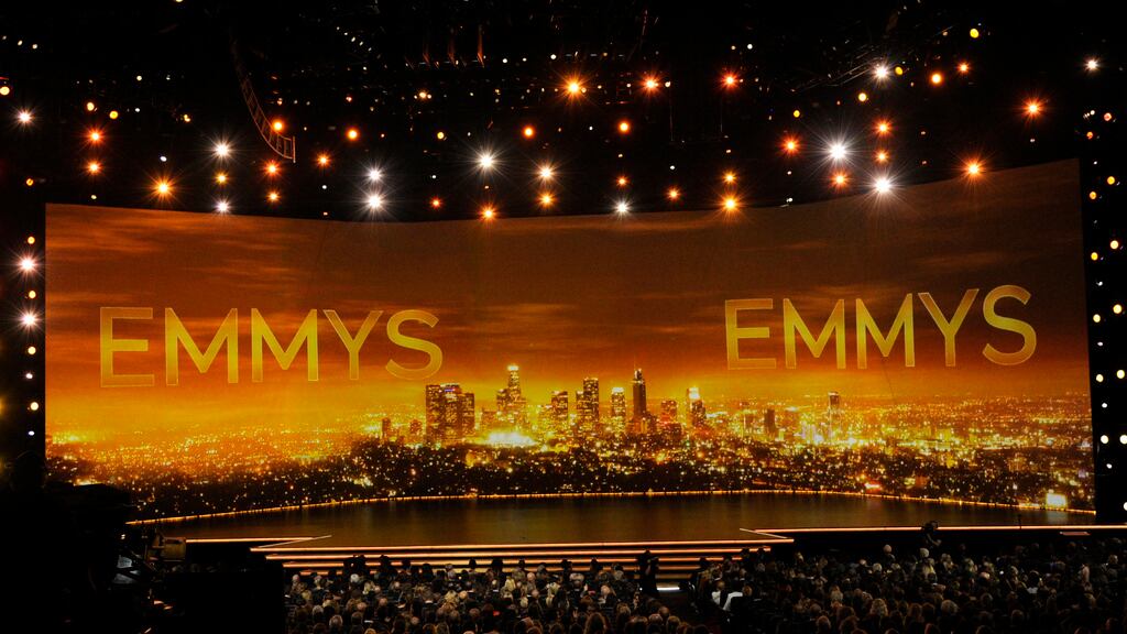 ARCHIVO - Una vista del escenario en la 71a entrega de los Premios Emmy en Los Ángeles el 22 de septiembre de 2019. La 75a edición de los Premios Emmy se pospuso debido a las huelgas de actores y guionistas en Hollywood. (Foto Chris Pizzello/Invision/AP, archivo)