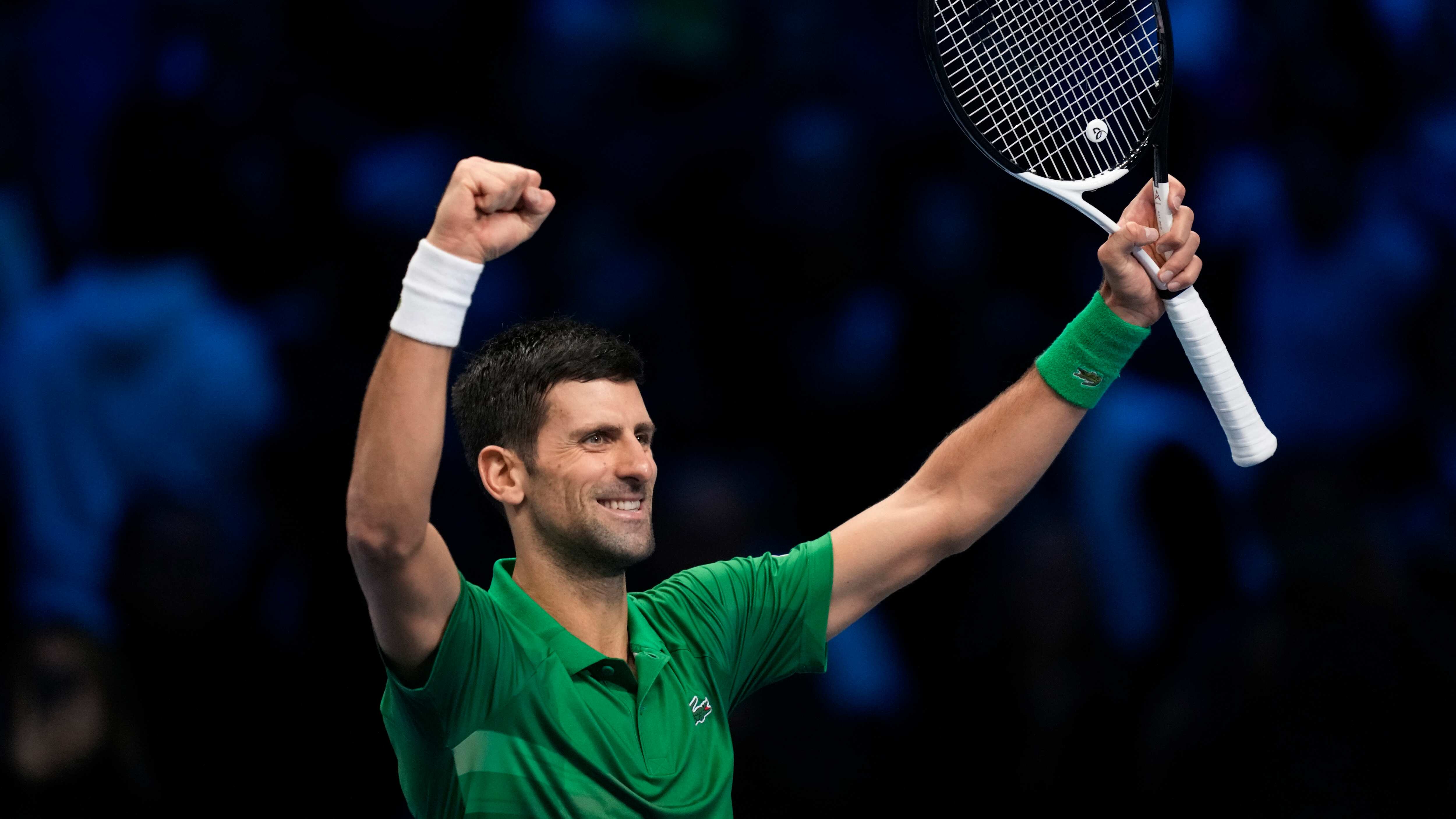 El serbio Novak Djokovic festeja su triunfo contra el estadounidense Taylor Fritz en su partido semifinal de las Finales de ATP en la Pala Alpitour, Turín, Italia, sábado 19 de noviembre de 2022.