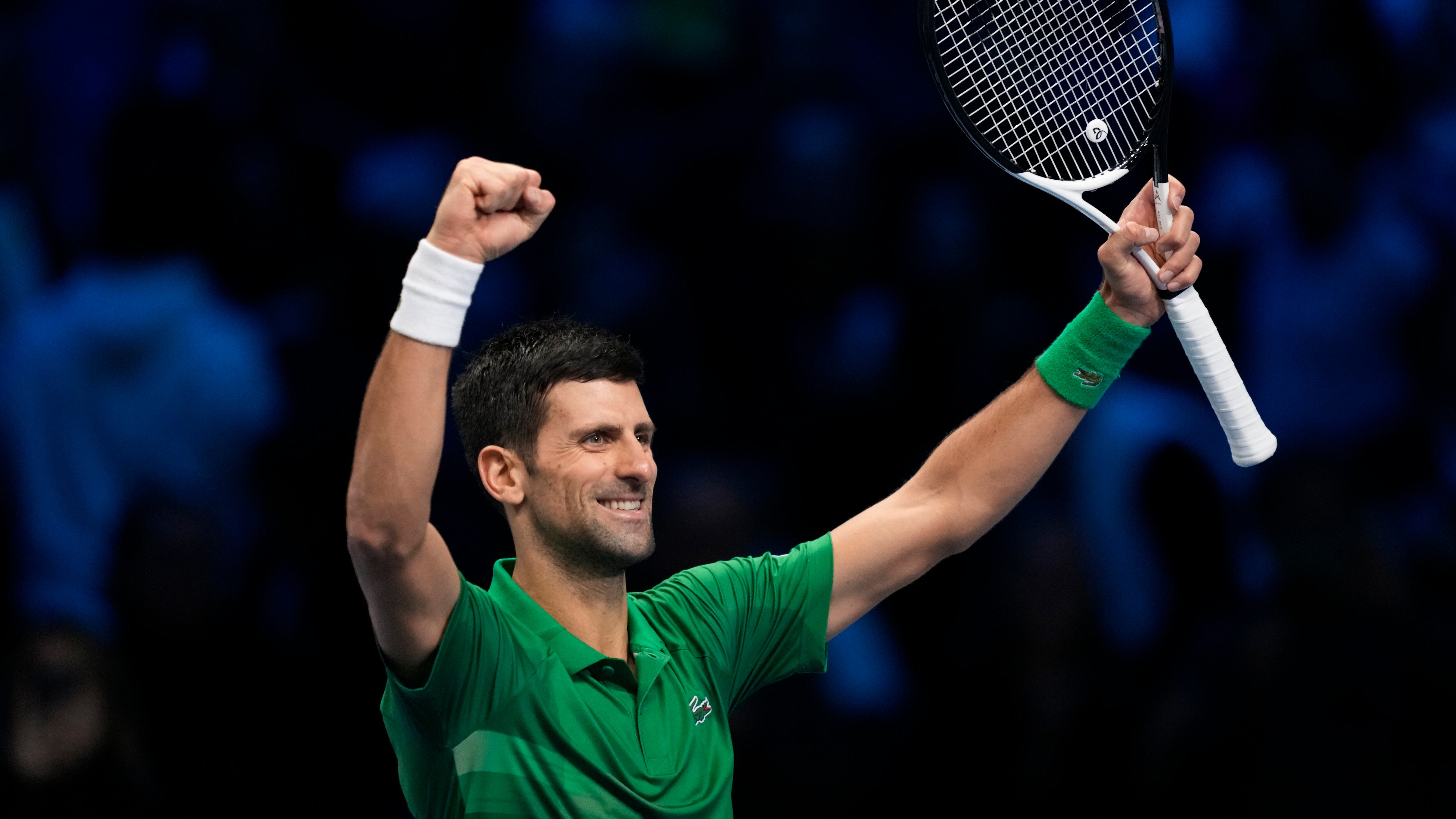 El serbio Novak Djokovic festeja su triunfo contra el estadounidense Taylor Fritz en su partido semifinal de las Finales de ATP en la Pala Alpitour, Turín, Italia, sábado 19 de noviembre de 2022.