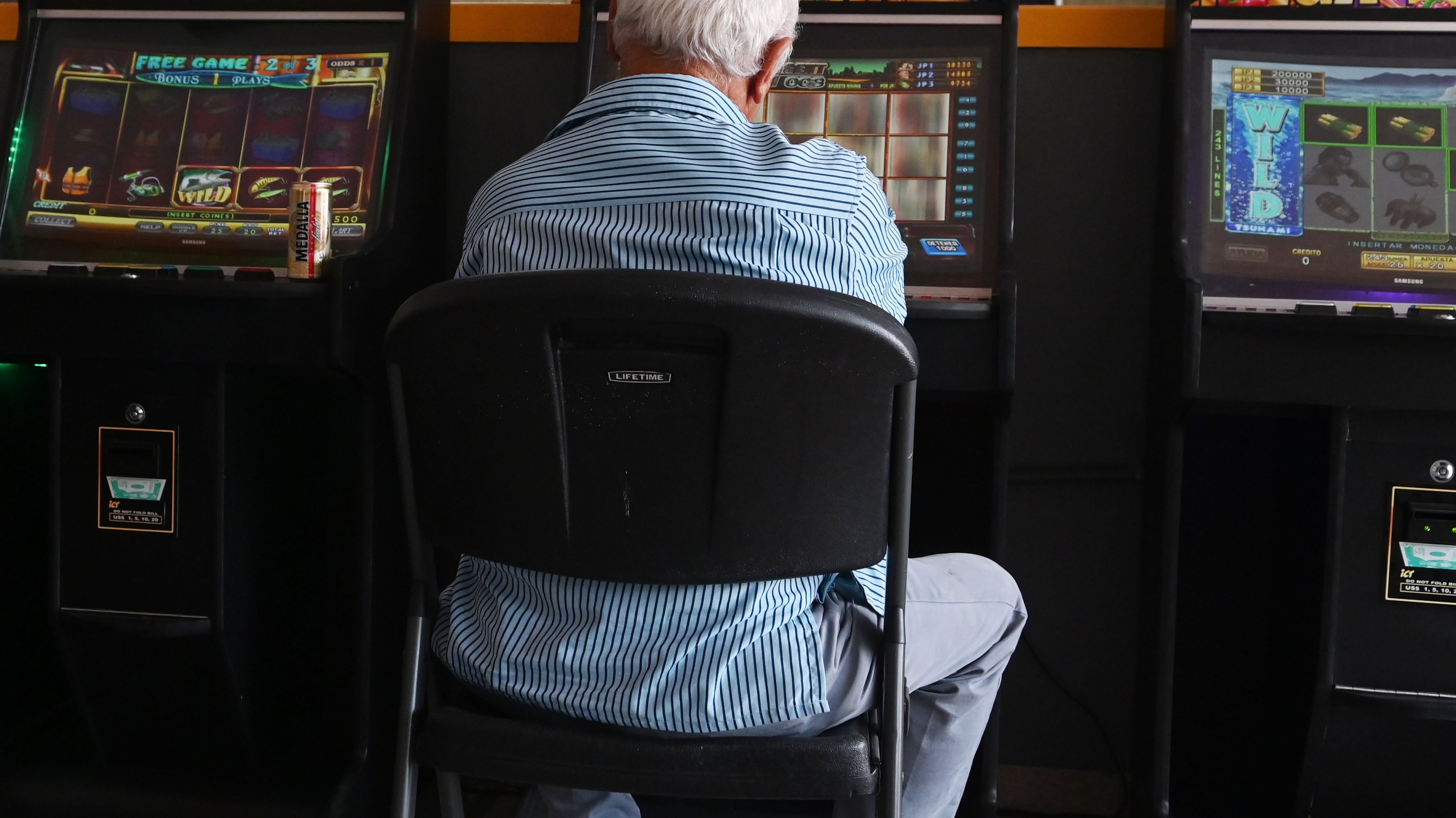 Cliente juega en una máquina de azar