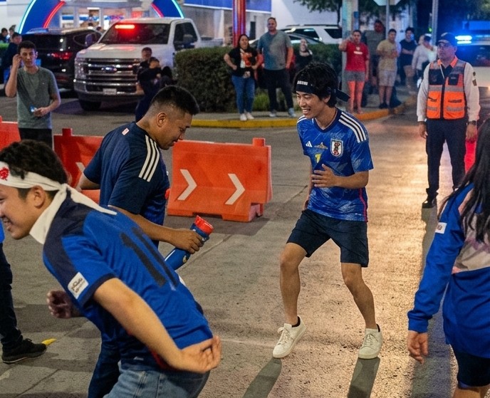 Aunque no tenían la menor idea de cómo bailar el country, los japoneses le echaban ganas.