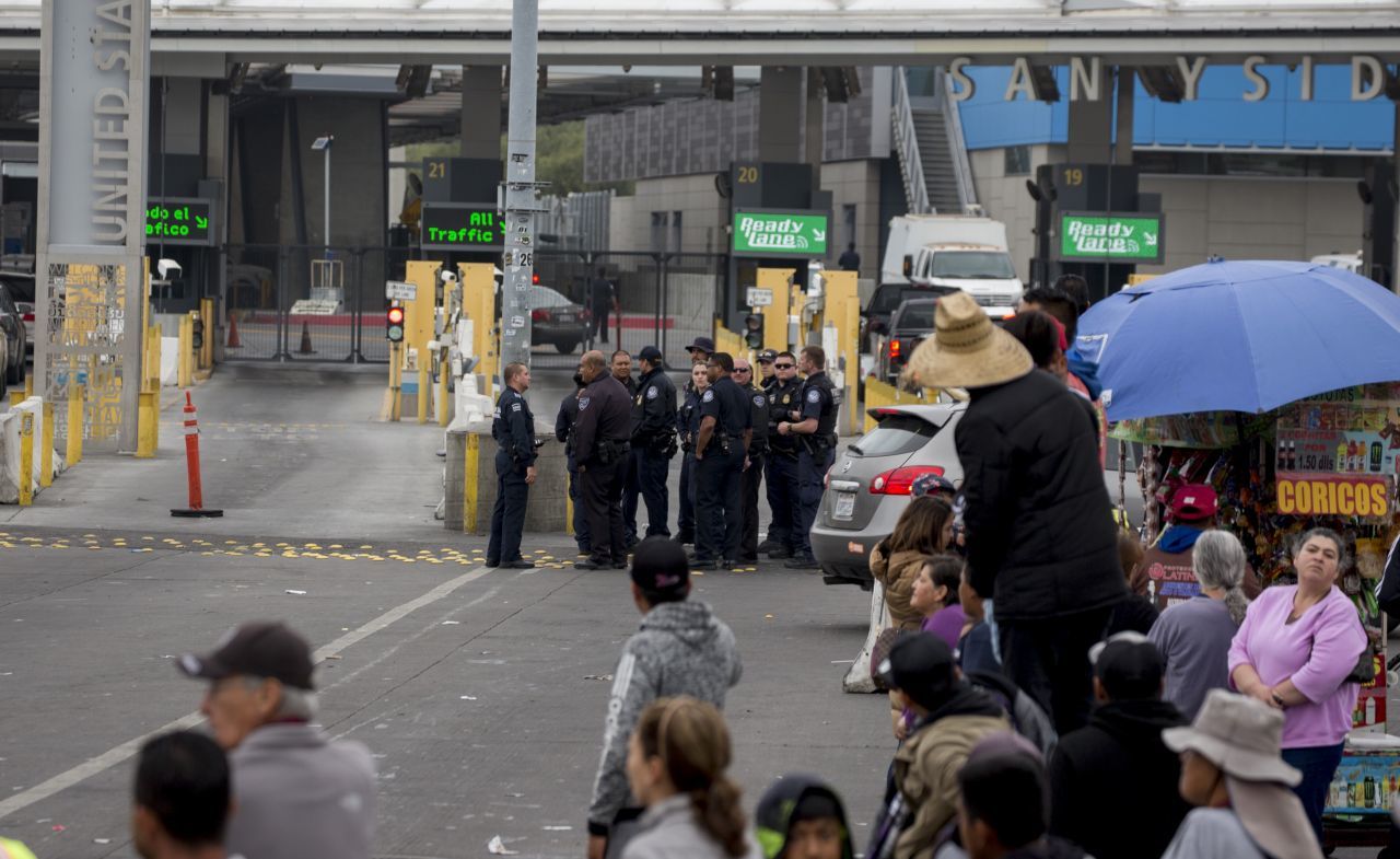 ¿Nuevo modus operandi en la frontera? Detienen a 19 mexicanos que cruzaban por drenajes hacia San Diego