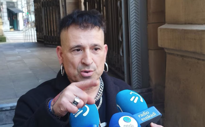 Profesor acusado de ofrecer dinero a alumnas para sexo: asegura que ellas lo perseguían “como una estrella del rock