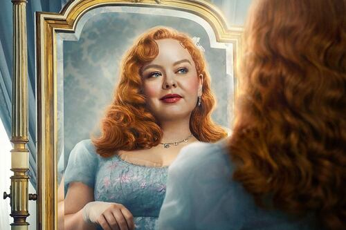 Como en una pintura, Nicola Coughlan posa para la nueva campaña de ropa de Kim Kardashian