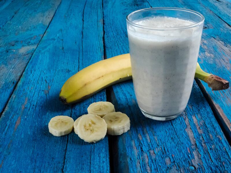 Prepara un delicioso batido de plátano con avena