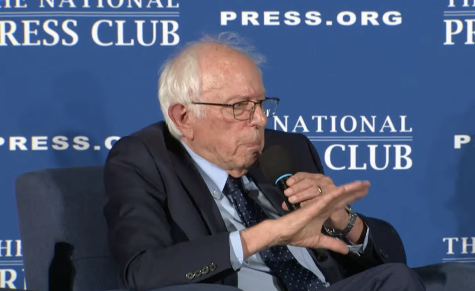 Manifestantes propalestinos irrumpen en conferencia de Bernie Sanders en Washington