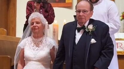 Abuelo de 87 años se casa con la mejor amiga de su esposa muerta