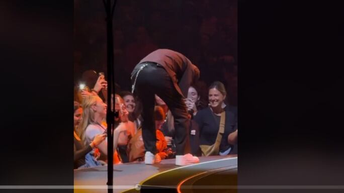 La mujer no se percató que tenía  Justin Timberlake de frente por estar enfocada en su teléfono