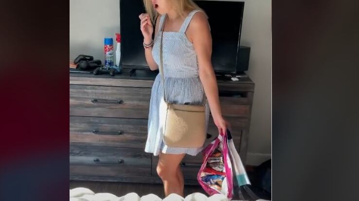 Queda asombrada al ver lo que hay debajo de la cama de su hijo