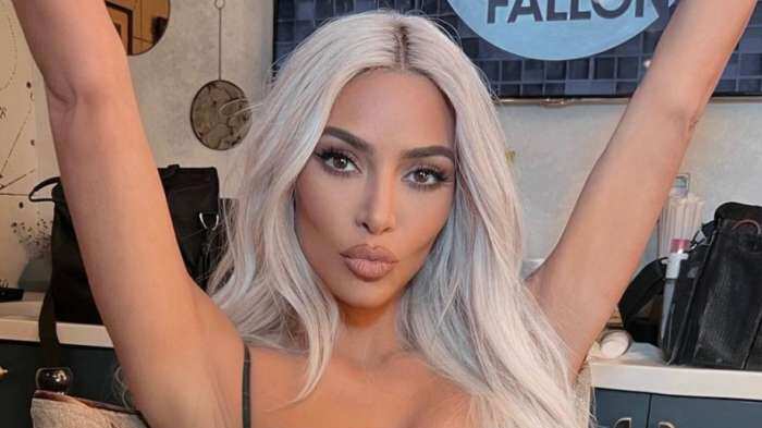 Os alimentos a base de planta ajudaram Kim Kardashian a cuidar da psoríase