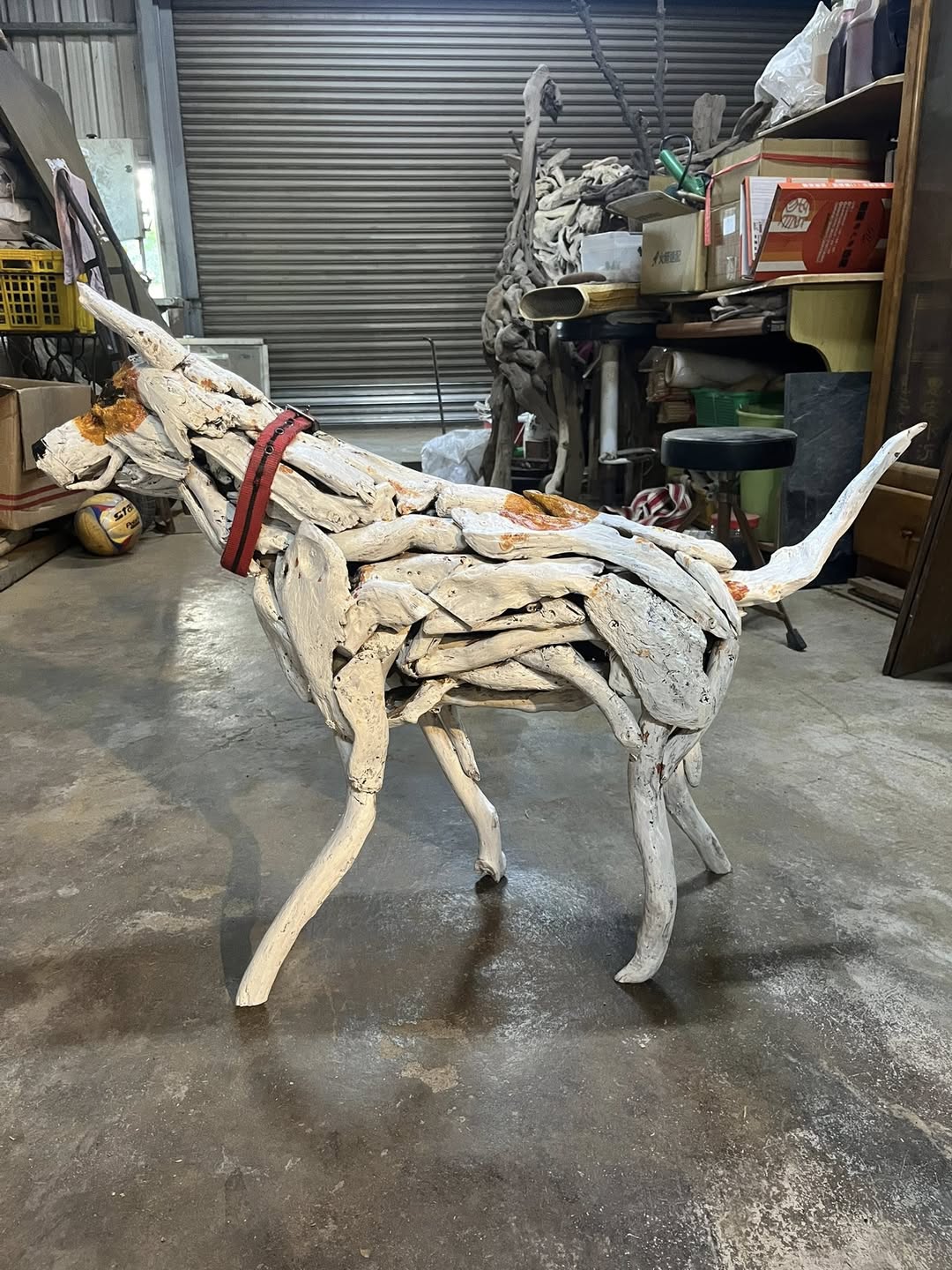 El artista taiwanés Liang Renchuan encontró una forma muy conmovedora de honrar la memoria de su perro Hachiko tras su fallecimiento. Foto: @small80808.