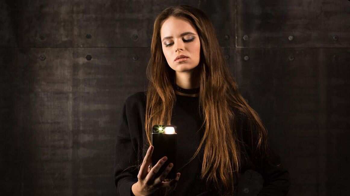 funda celular fotos brillantes oscuridad