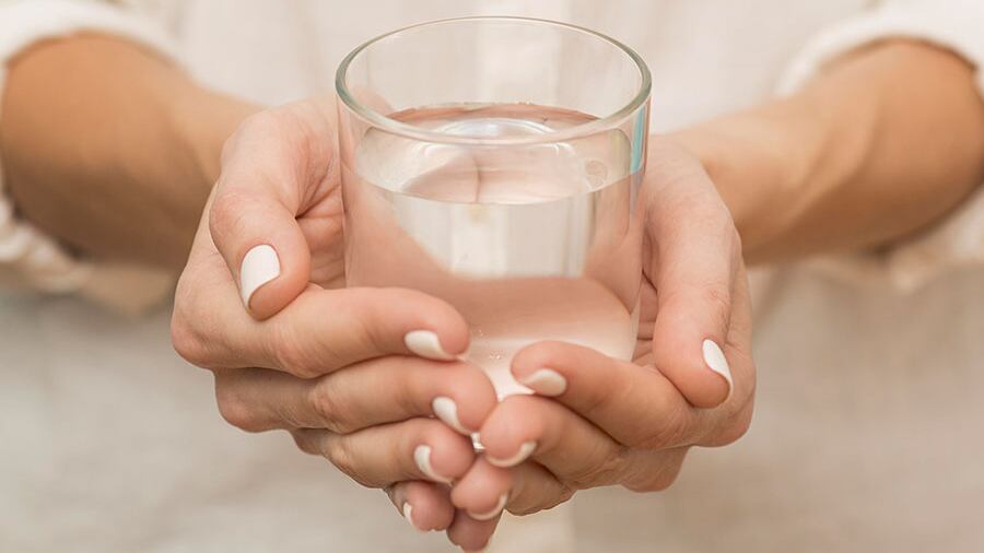 Unas de las practicas que se debe hacer para evitar el dengue es almacener el agua correctamente.