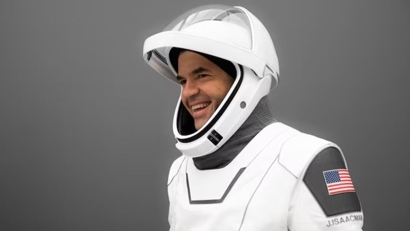 La relación de Jared Isaacman con SpaceX es de cliente y colaborador, ya que ha utilizado sus servicios para vuelos espaciales y también ha invertido en misiones futuras con la empresa.