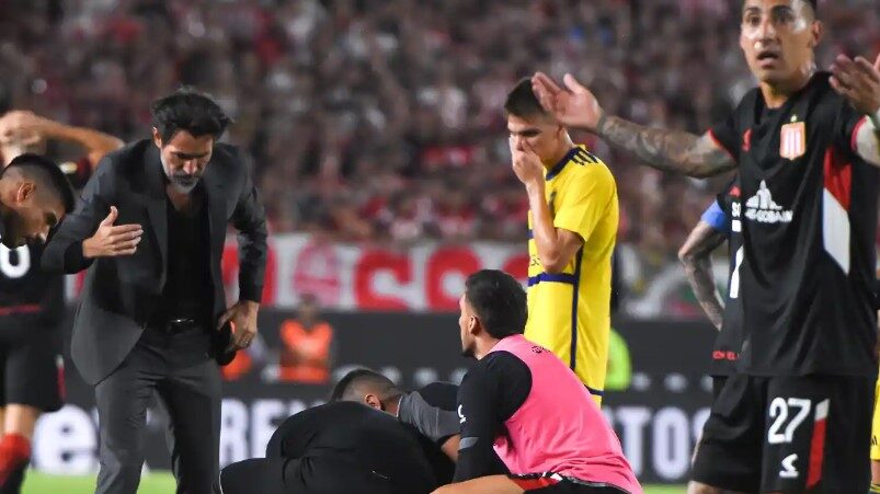 Javier Altamirano se desplomó en la cancha. Foto: El Editor Platense