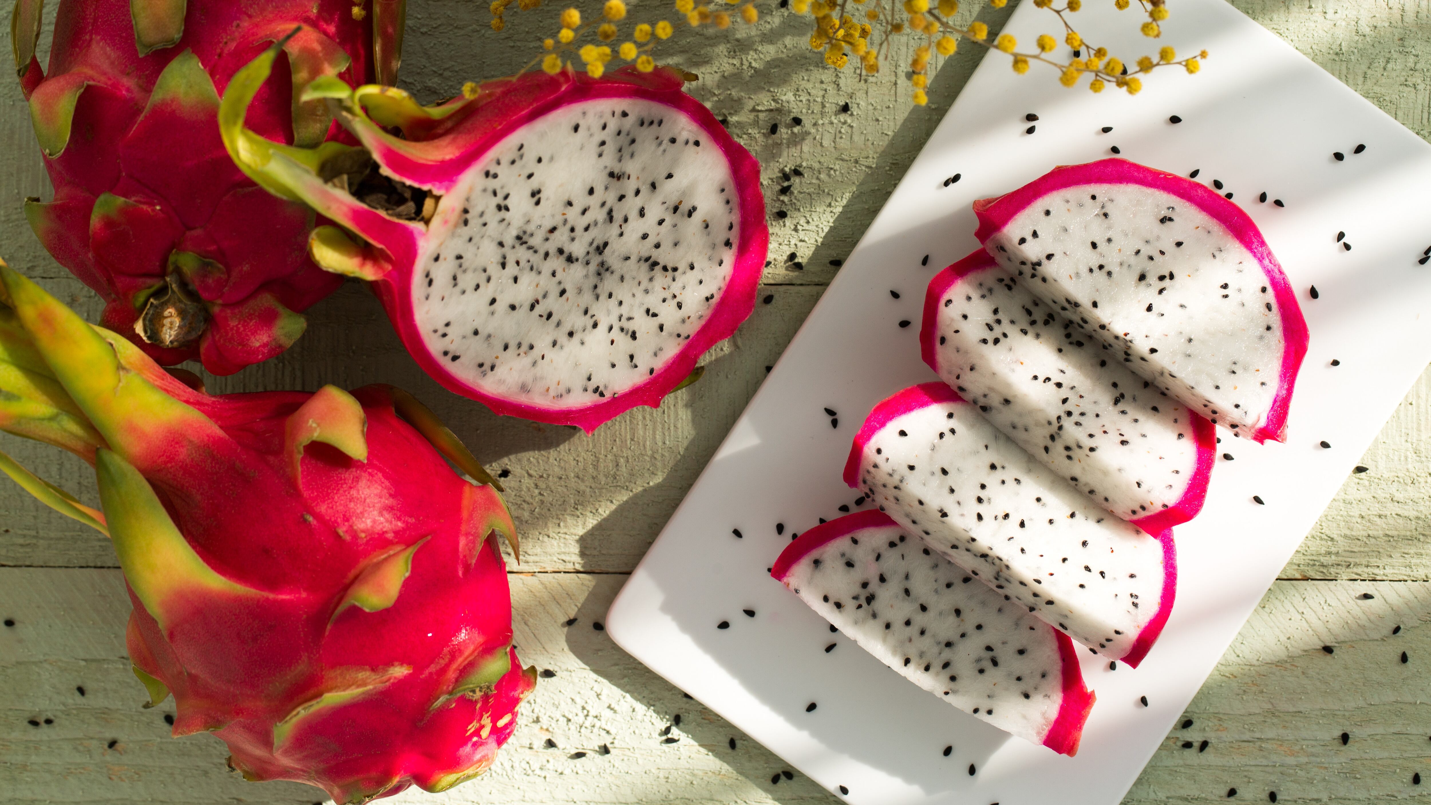 La fruta del dragón o pitaya tiene un sabor dulce.
