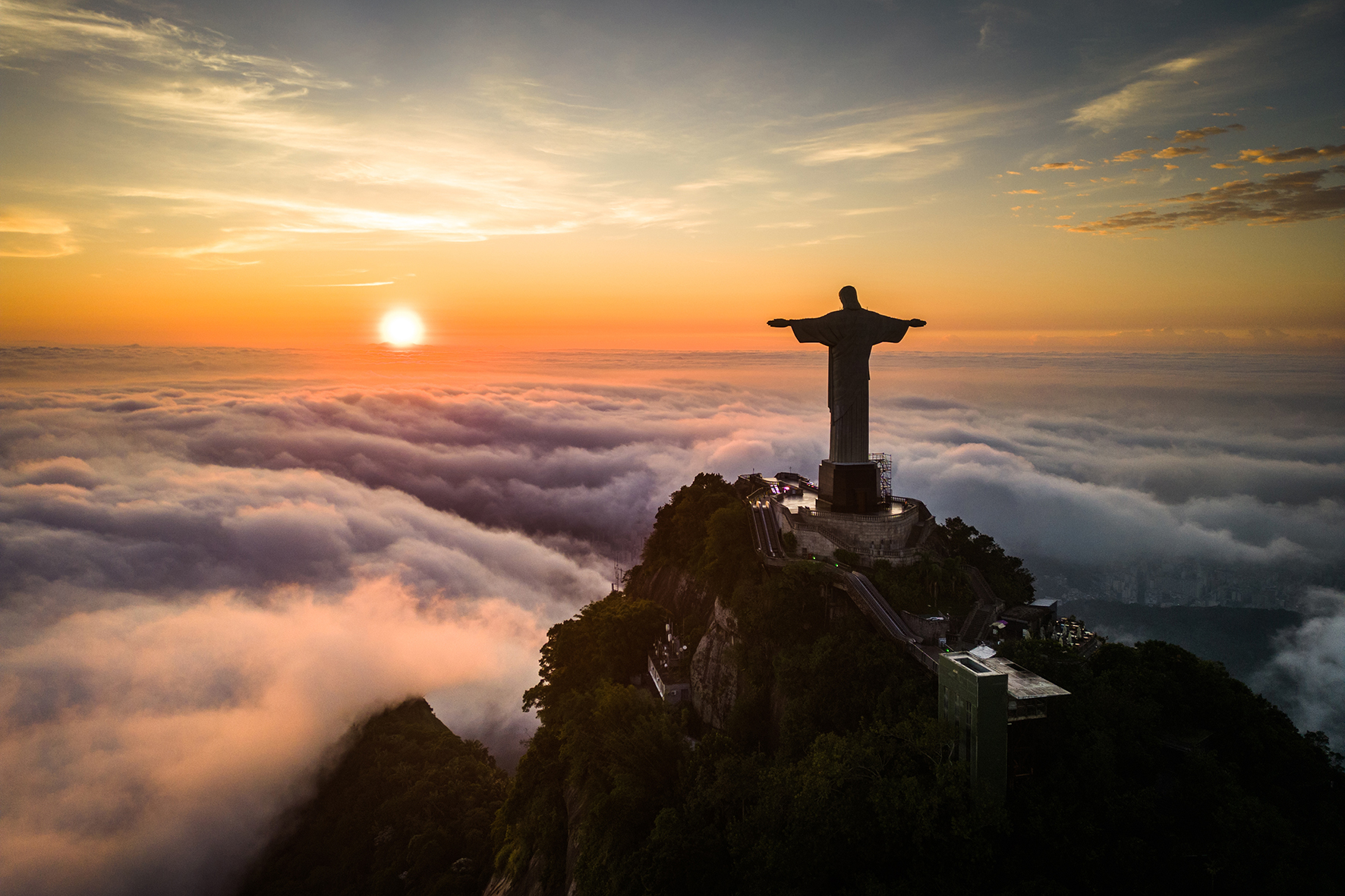 Las maravillas del mundo son monumentos y construcciones que desafían el tiempo y la imaginación, desde la legendaria Gran Pirámide de Guiza hasta la imponente Gran Muralla de China. Fotos: Unsplash y Creative Commons.