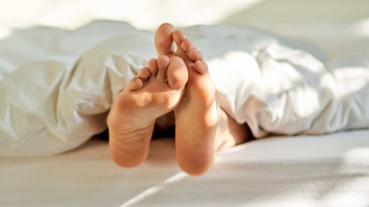 Huésped despierta en plena noche y descubre al gerente del hotel chupándole los dedos de los pies