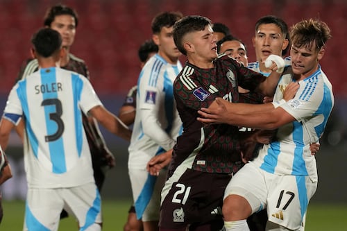 FIFA envía dura amenaza a los hinchas chilenos por los cantos en el estadio contra Argentina en el Mundial Sub 20
