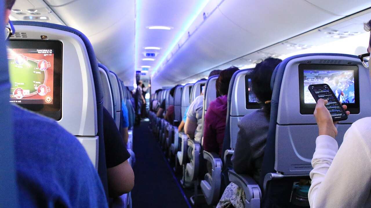 Pasajeros en un avión