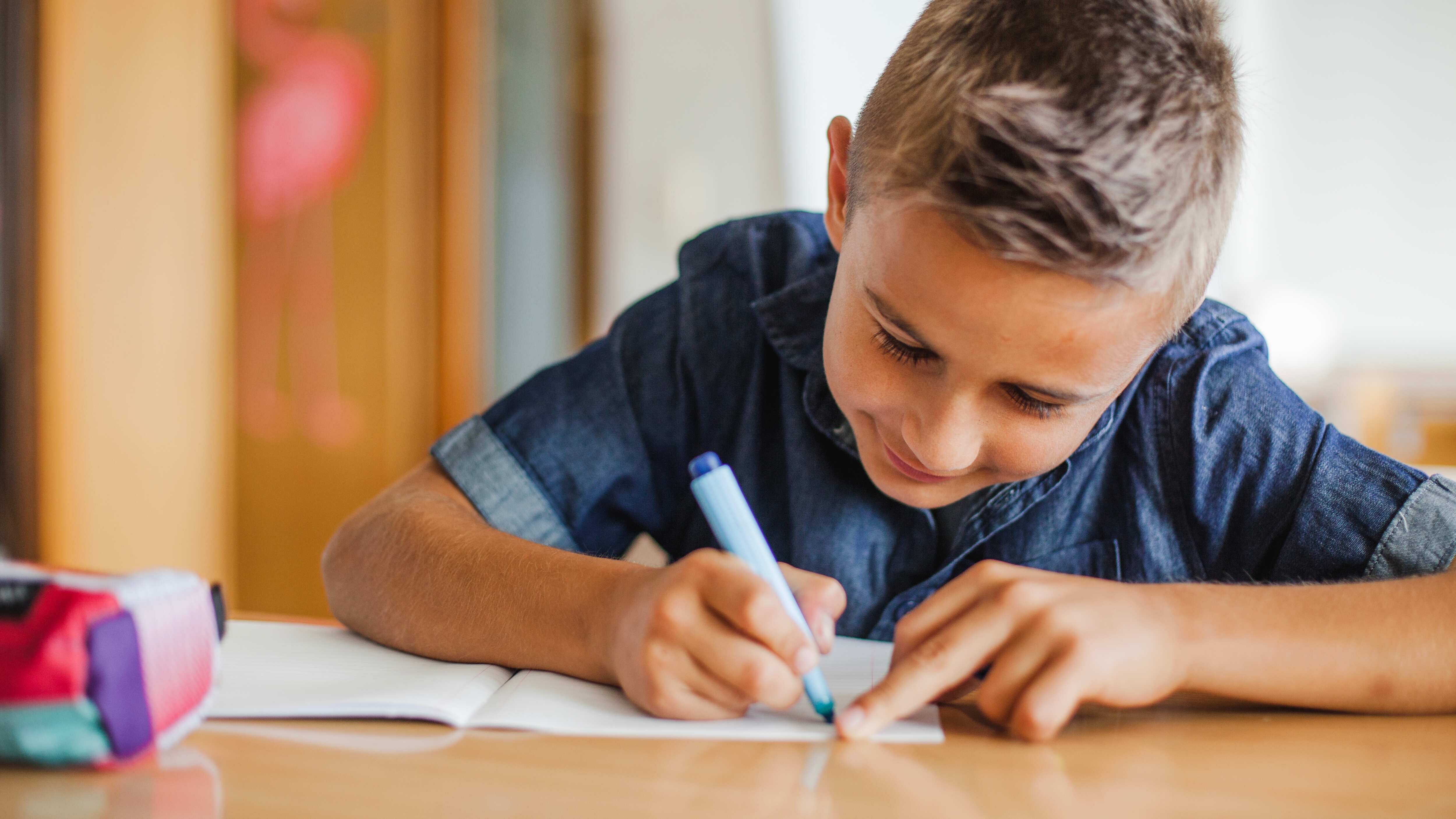 Niño escribiendo a mano