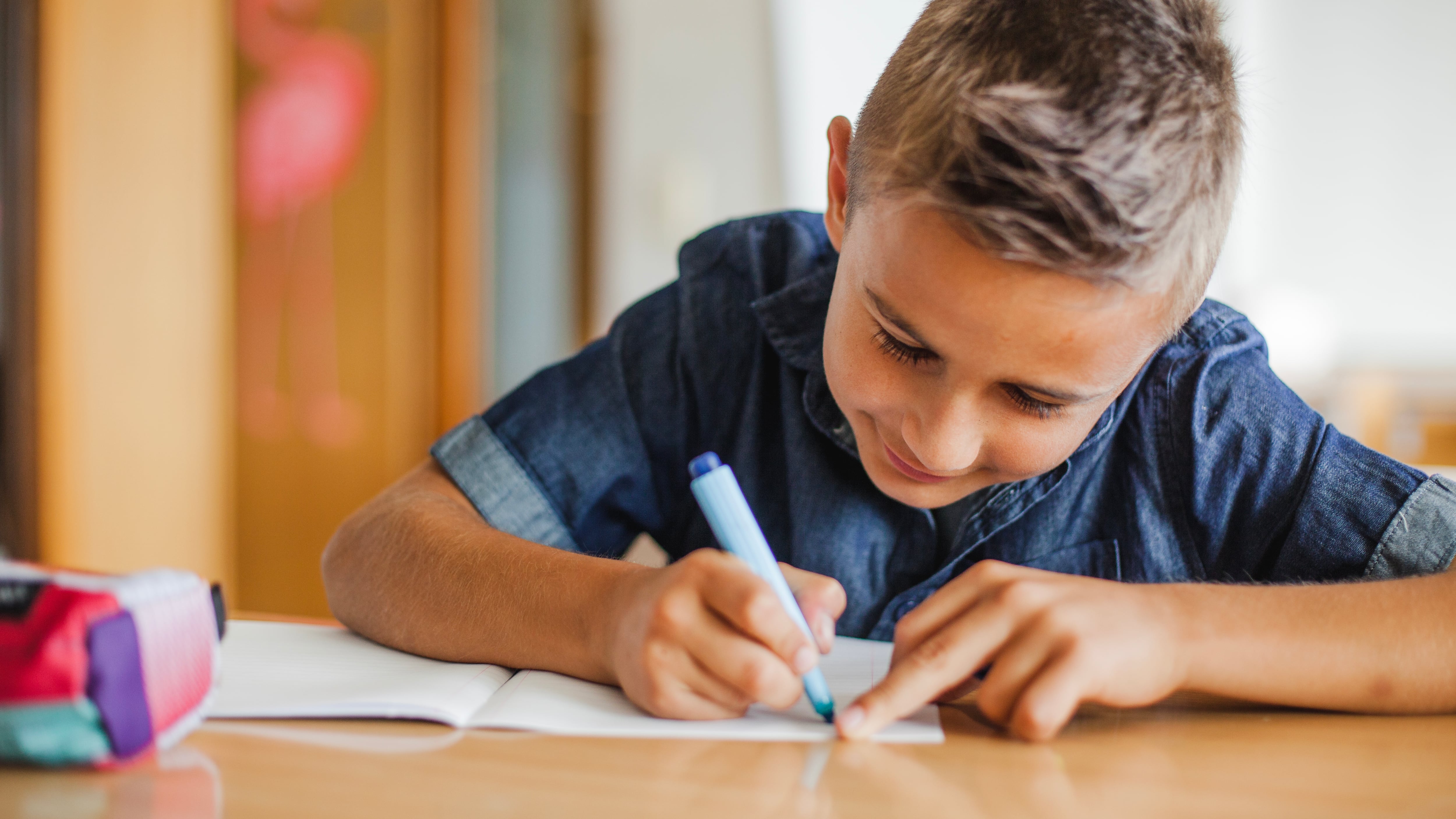 Niño escribiendo a mano