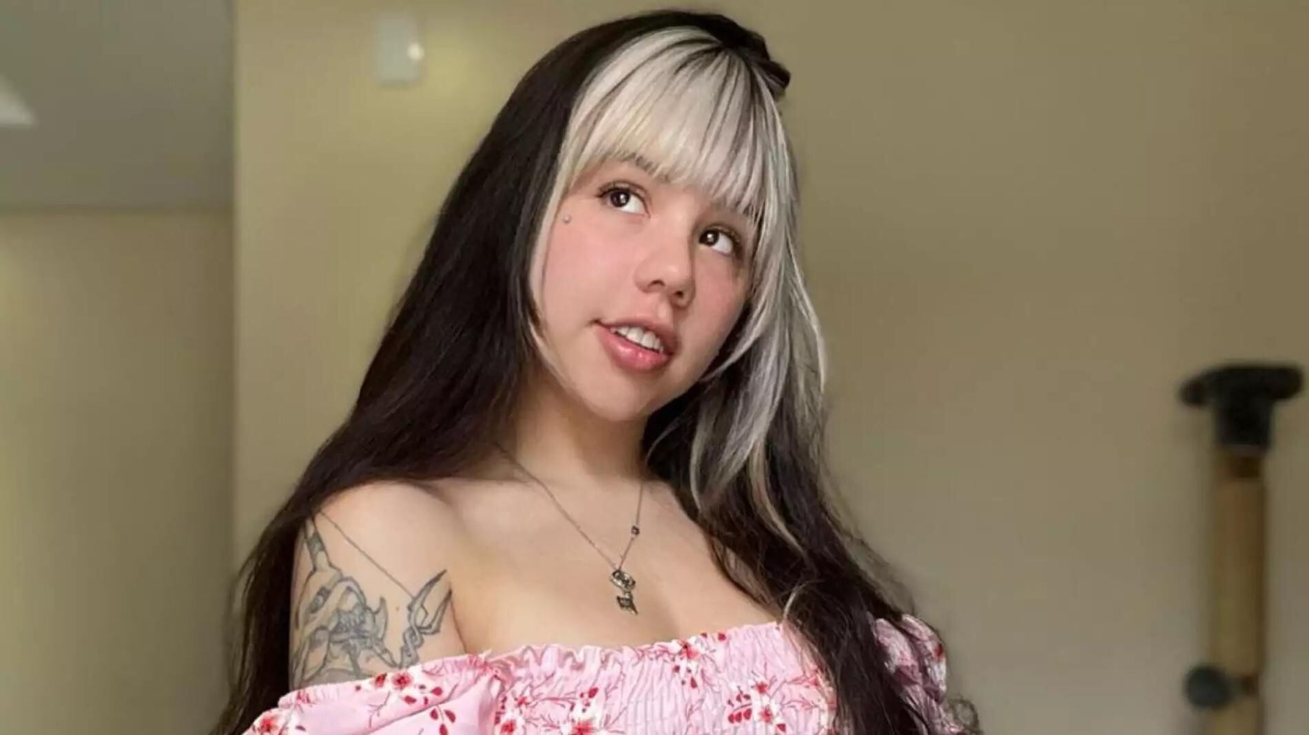 Kine-Chan, una modelo de OnlyFans, incomodó a las autoridades en un aeropuerto de Brasil, debido a su vestimenta.