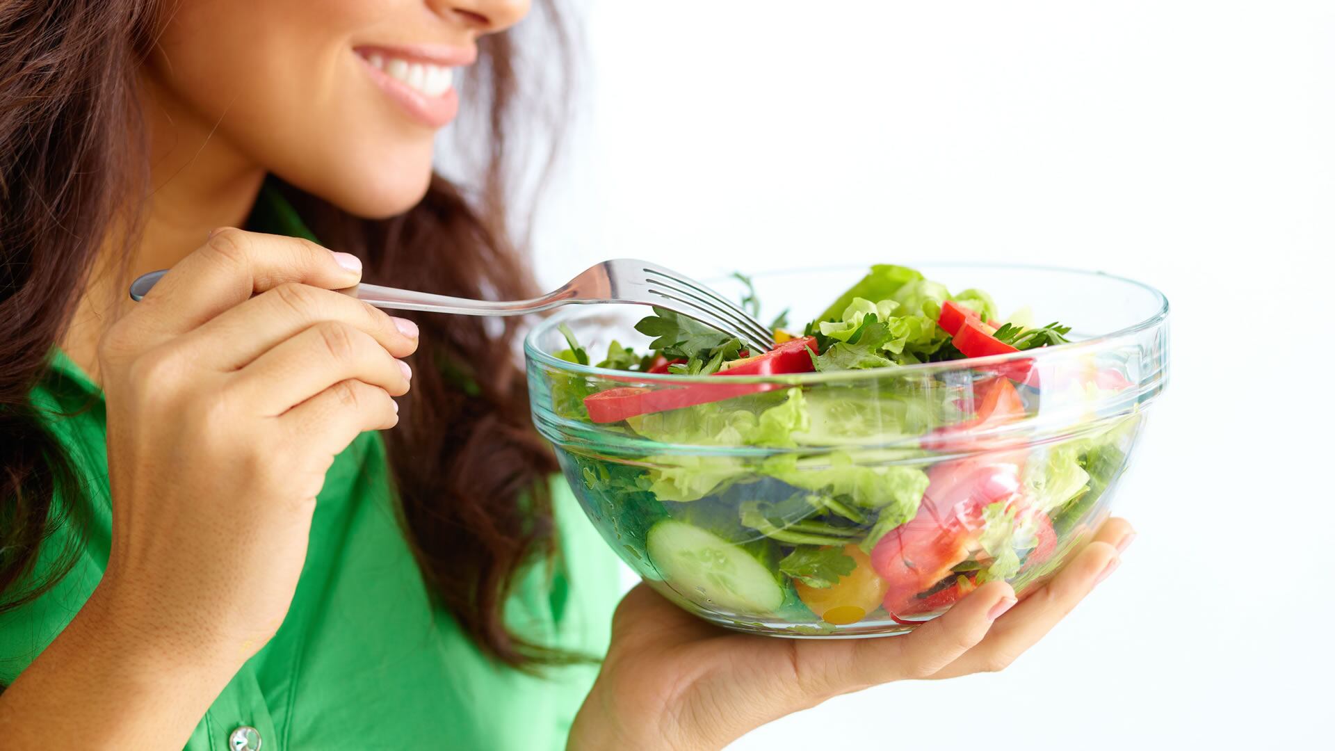 Se debería comer cada cuatro o cinco horas y evitar subir la glucosa, según expertos.