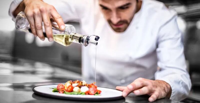 Agregar más aceite de oliva a su dieta puede parecerse a usarlo como base para cocinar o como ingrediente en alimentos como salsas o ensaladas.| Foto: Shutterstock