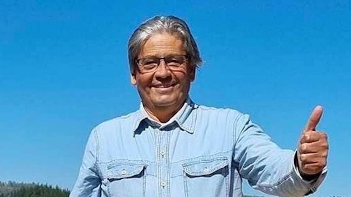 El alcalde de la comunda Florida, Jorge Roa, se quitó la vida en su domicilio tras chocar en estado de ebriedad la mañana de domingo y quedar detenido. Así lo confirmó la presidenta regional de la Democracia Cristiana, María Carolina Inostroza a BioBio.
“Luego de producir un accidente de tránsito donde él estuvo involucrado, él había anunciado por redes sociales y algunos medios que él iba a renunciar a su cargo de alcalde. Nos acabamos de enterar que se quitó la vida en su domicilio en la comuna de Florida”, indicó al citado medio.