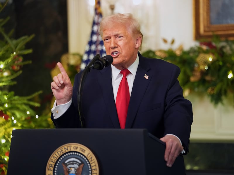 Político, cargado de acusaciones y que a veces rozó la ira: Trump defendió su manejo económico en un discurso a la nación