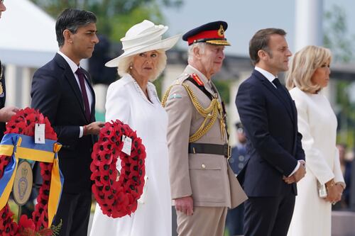 Momento incómodo: la primera dama Brigitte Macron intenta tomar la mano de la reina Camilla