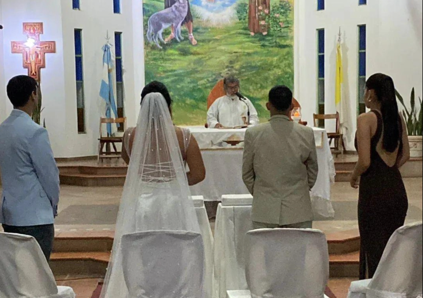 Sacerdote casó a una pareja trans en Argentina y esto le pidieron ahora sus superiores