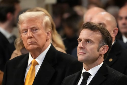 "The uncomfortable greeting between Trump and Macron amid a crucial meeting on Ukraine at the White House"