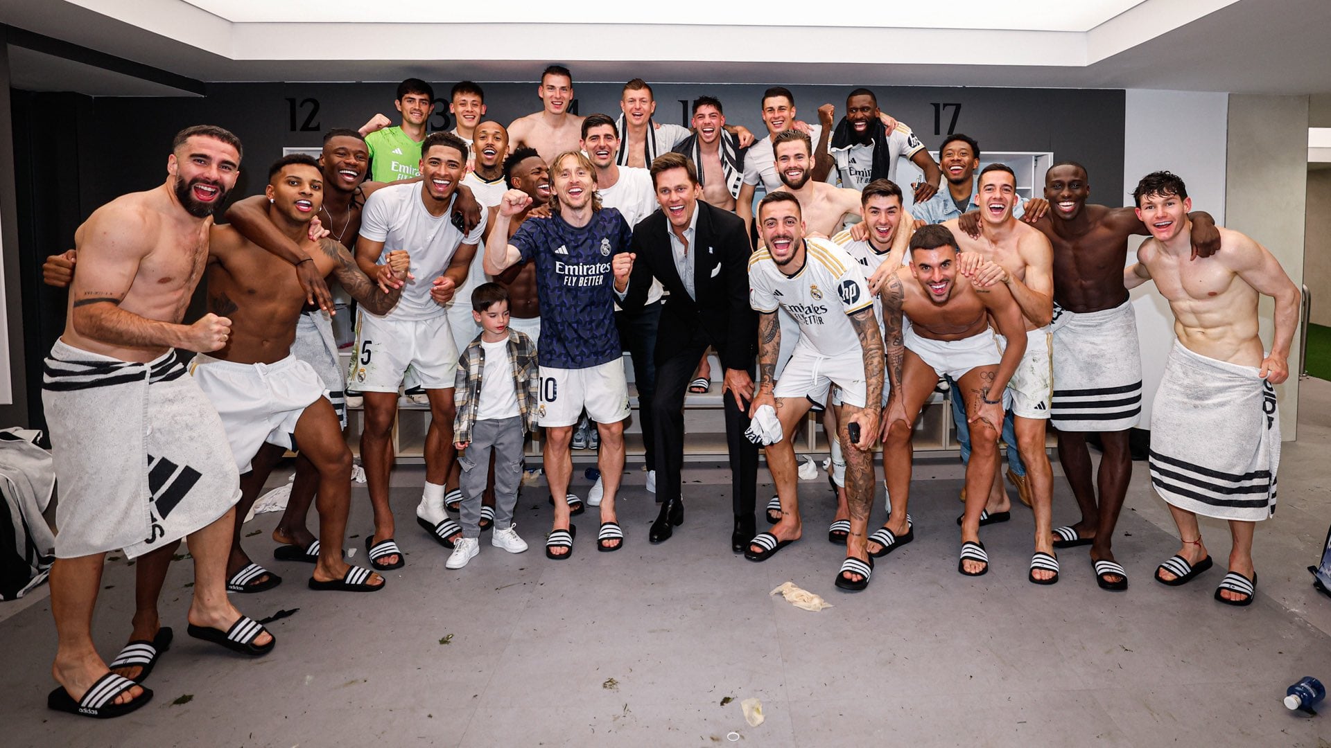 El mariscal de campo estuvo en el vestidor del Real Madrid.