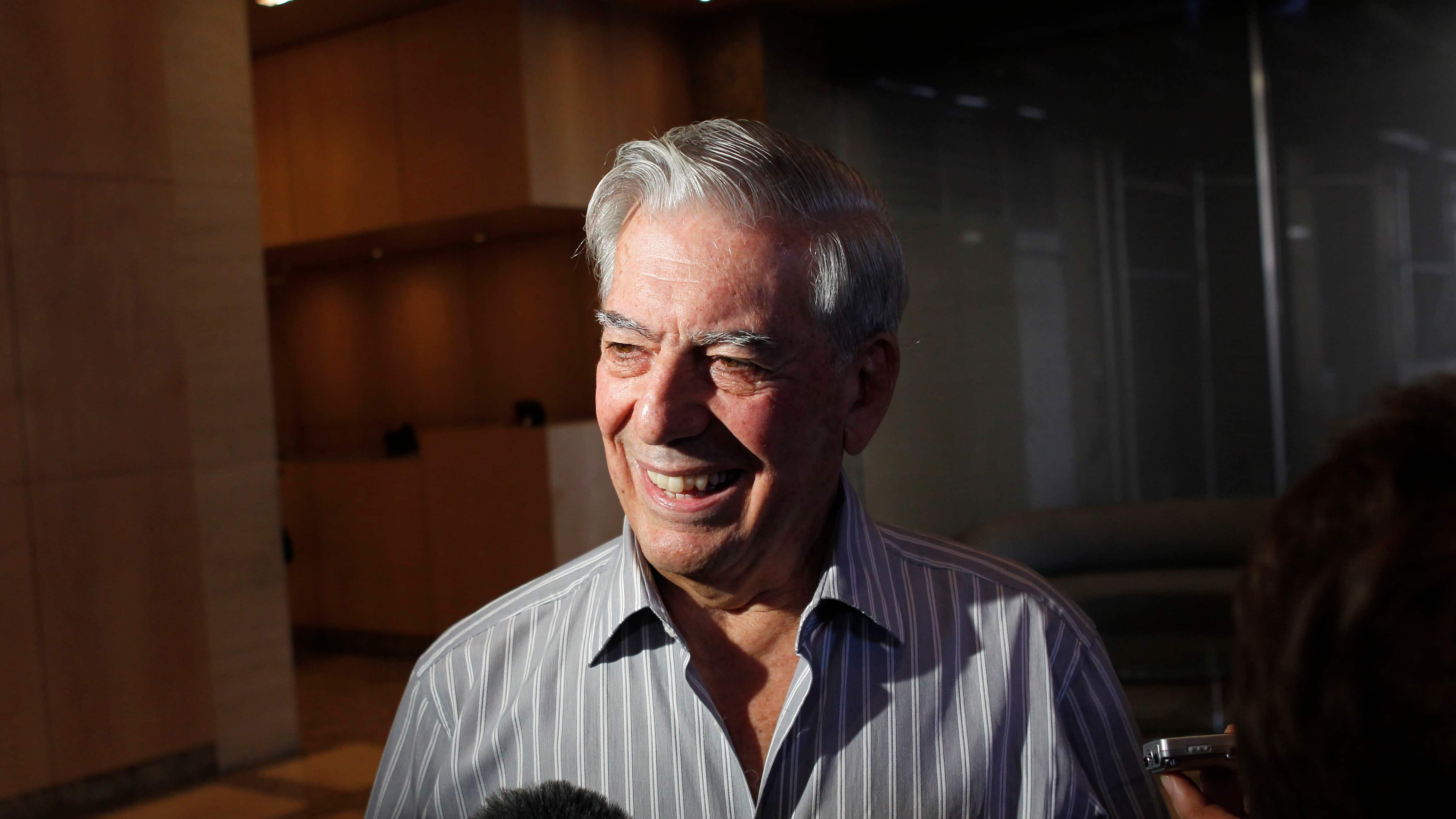 ARCHIVO - El escritor Mario Vargas Llosa habla con periodistas en Nueva York, el 7 de octubre de 2010. (Foto AP/Seth Wenig, Archivo)