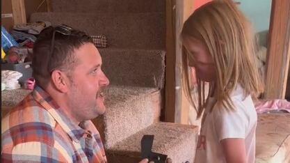 Se arrodilla ante la hija de su novia y le pregunta si lo acepta como padrastro