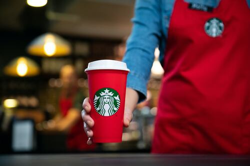 Conoce cuándo conseguir una taza de café gratis y reutilizable: solo en Starbucks Red Cup Day 2022