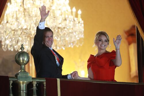 Libro revela que Peña Nieto intentó conquistar a Lucero antes que Angélica Rivera