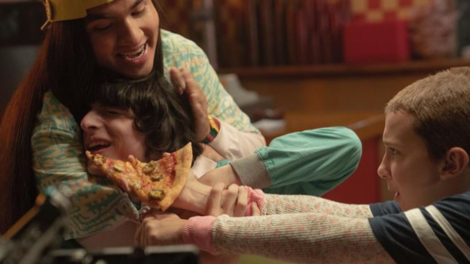 Actores principales de 'Stranger Things' en una escena complicada.